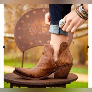 Ariat Dixon Bootie Size 9 
Naturally Distressed Brown
